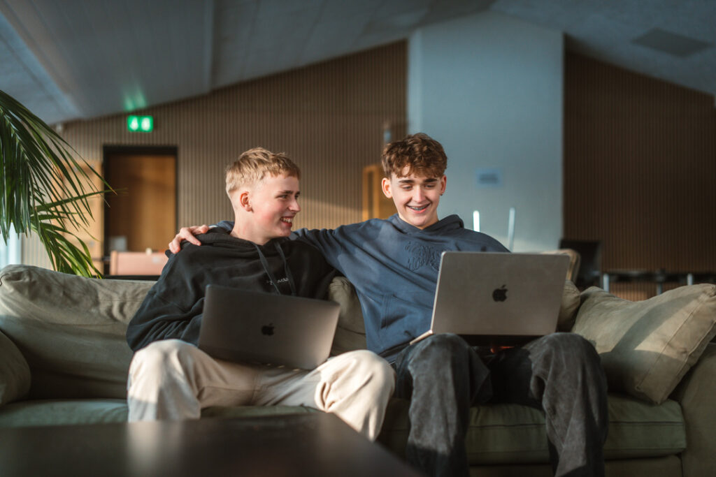 To efterskoleelever arbejder sammen i Zenbi på deres laptops – digital samarbejde og planlægning i skolens hverdag.