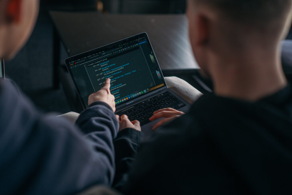 To elever planlægger skoledagen i Zenbi på en bærbar computer – digital struktur og overblik over dagens skema og aktiviteter.