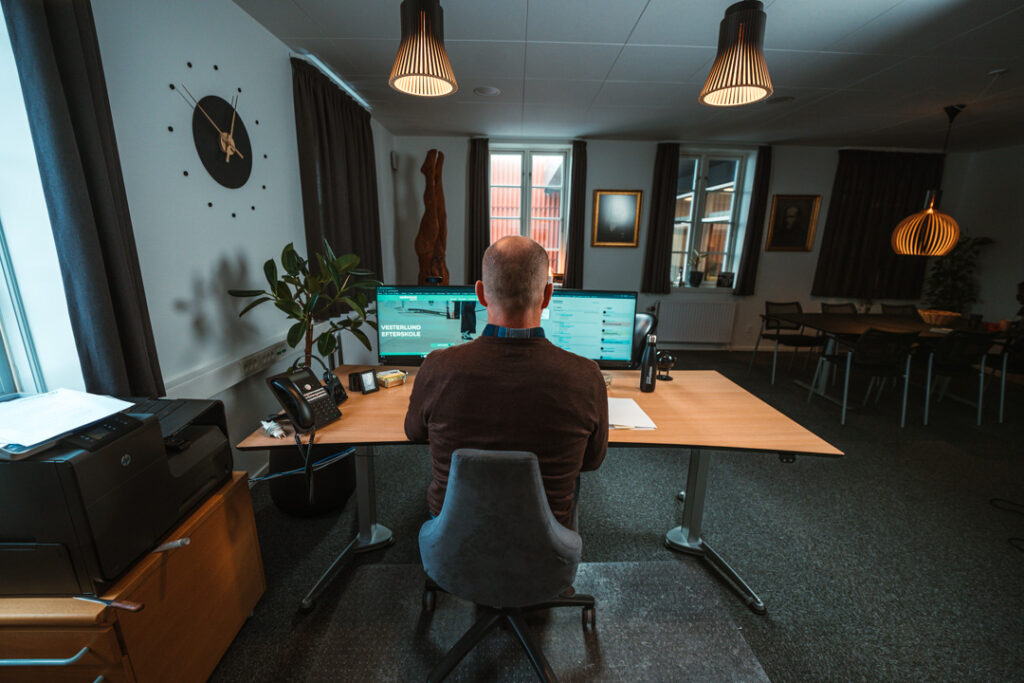 Skoleleder arbejder i Zenbi-platformen på kontoret på Vesterlund Efterskole – effektiv digital skoleadministration og planlægning med Zenbi.